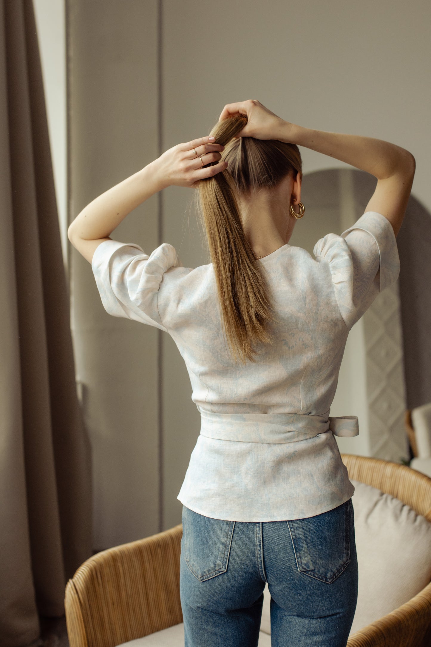 FLORA WRAP LINEN BLOUSE - LIGHT BLUE PRINT, SASIENAMA LINA BLŪZE AR GAIŠI ZILU APDRUKU, LINA BLŪZE