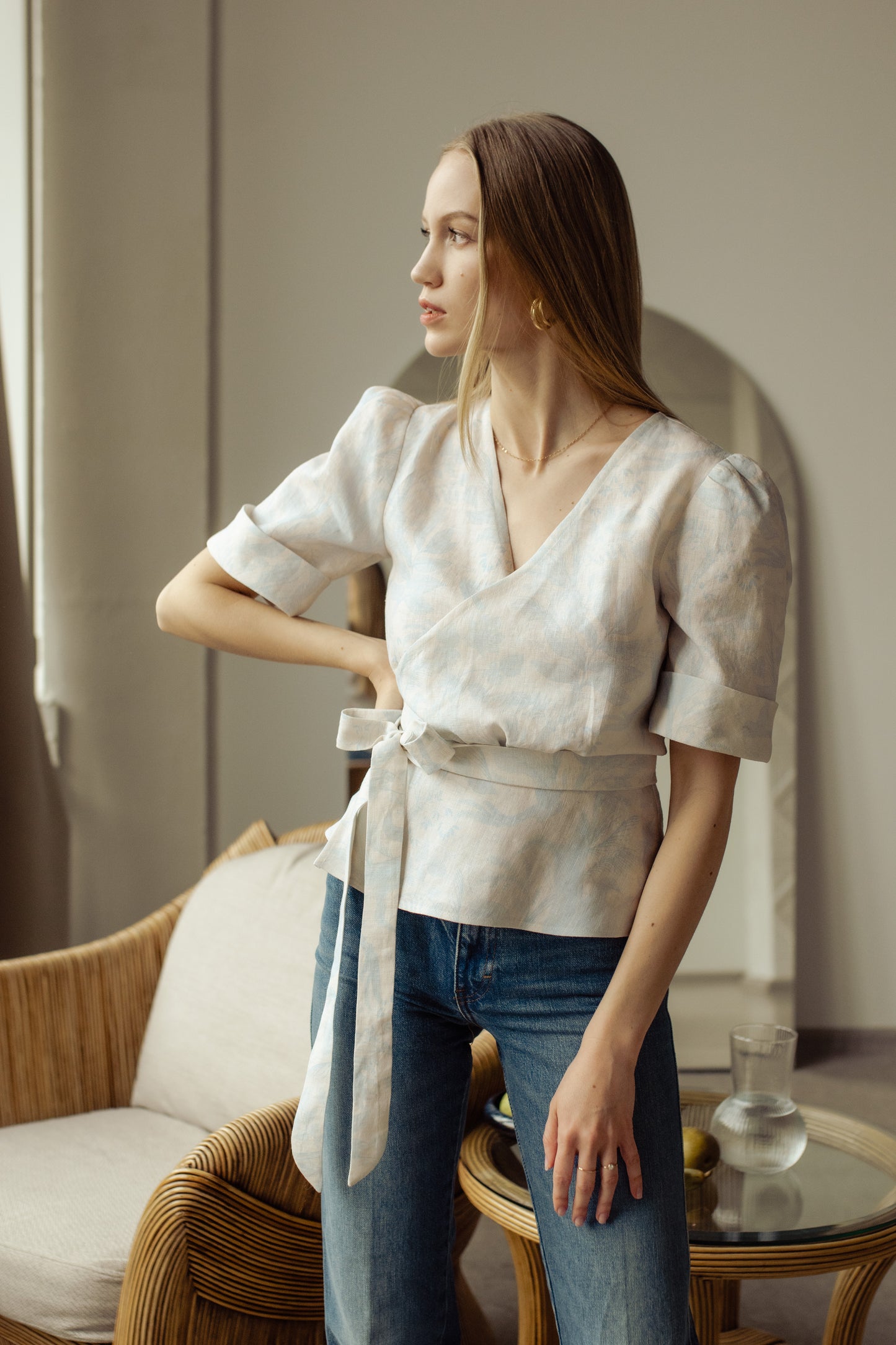 FLORA WRAP LINEN BLOUSE - LIGHT BLUE PRINT, SASIENAMA LINA BLŪZE AR GAIŠI ZILU APDRUKU, LINA BLŪZE