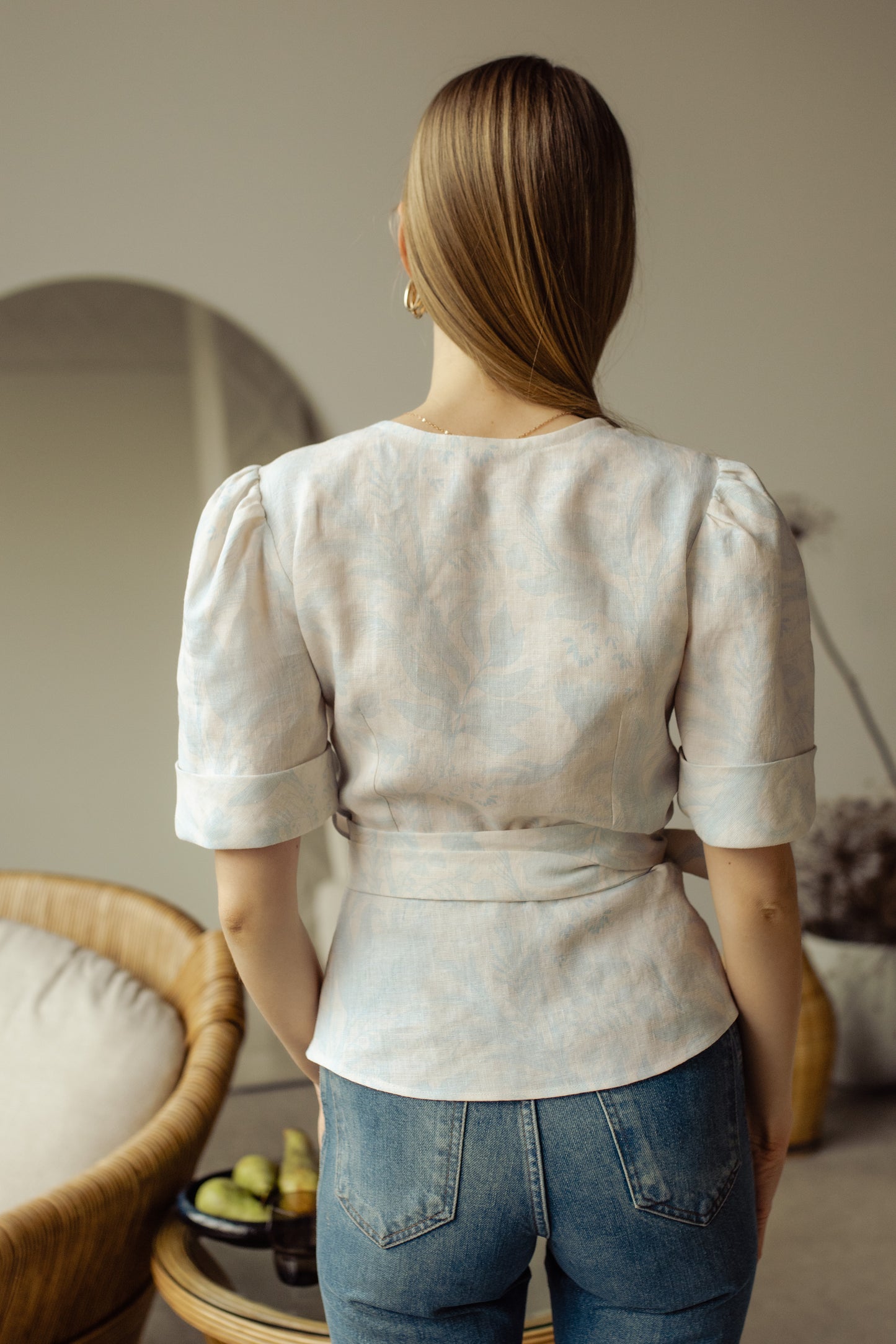 FLORA WRAP LINEN BLOUSE - LIGHT BLUE PRINT, SASIENAMA LINA BLŪZE AR GAIŠI ZILU APDRUKU, LINA BLŪZE