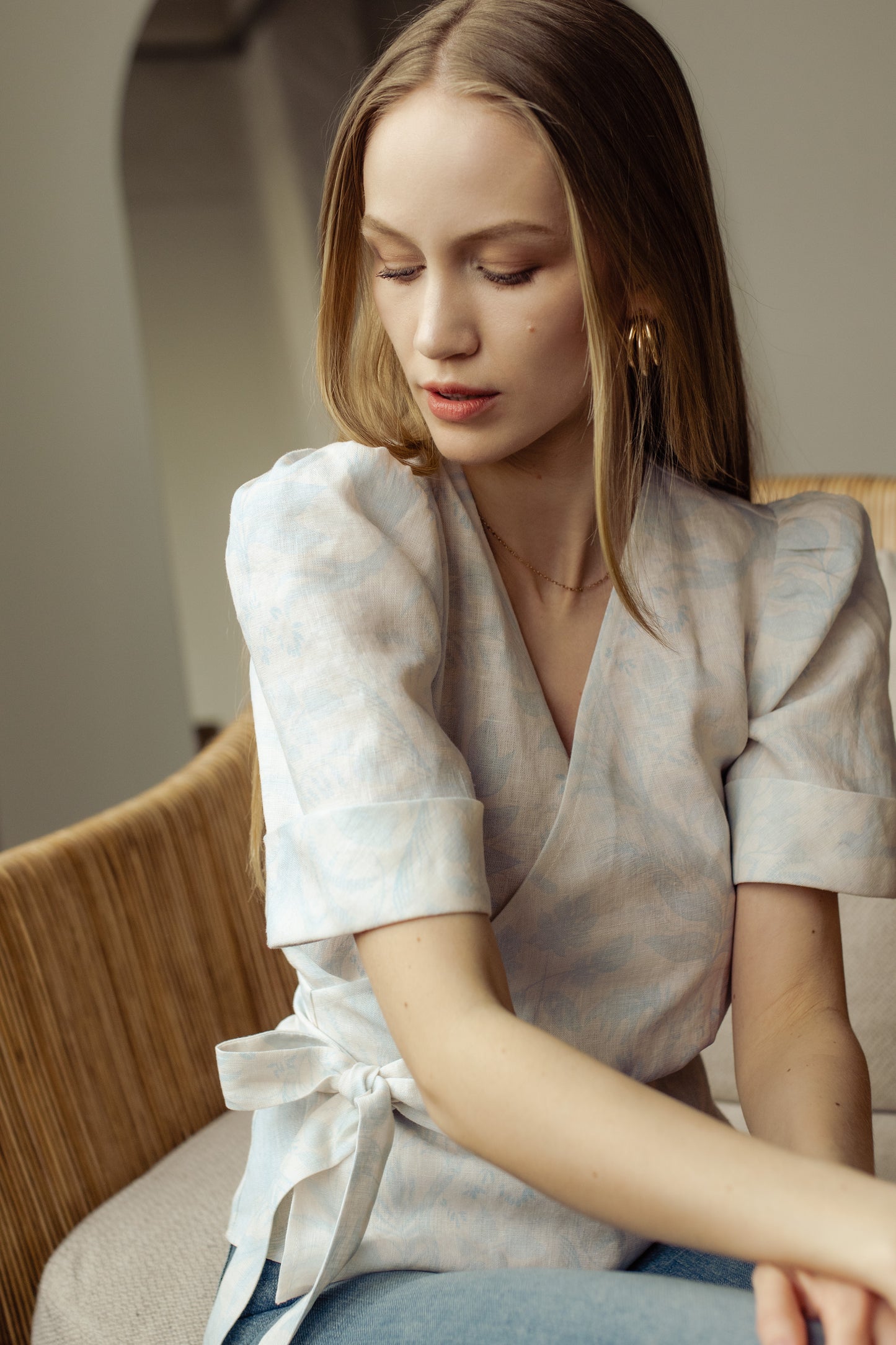 FLORA WRAP LINEN BLOUSE - LIGHT BLUE PRINT, SASIENAMA LINA BLŪZE AR GAIŠI ZILU APDRUKU, LINA BLŪZE