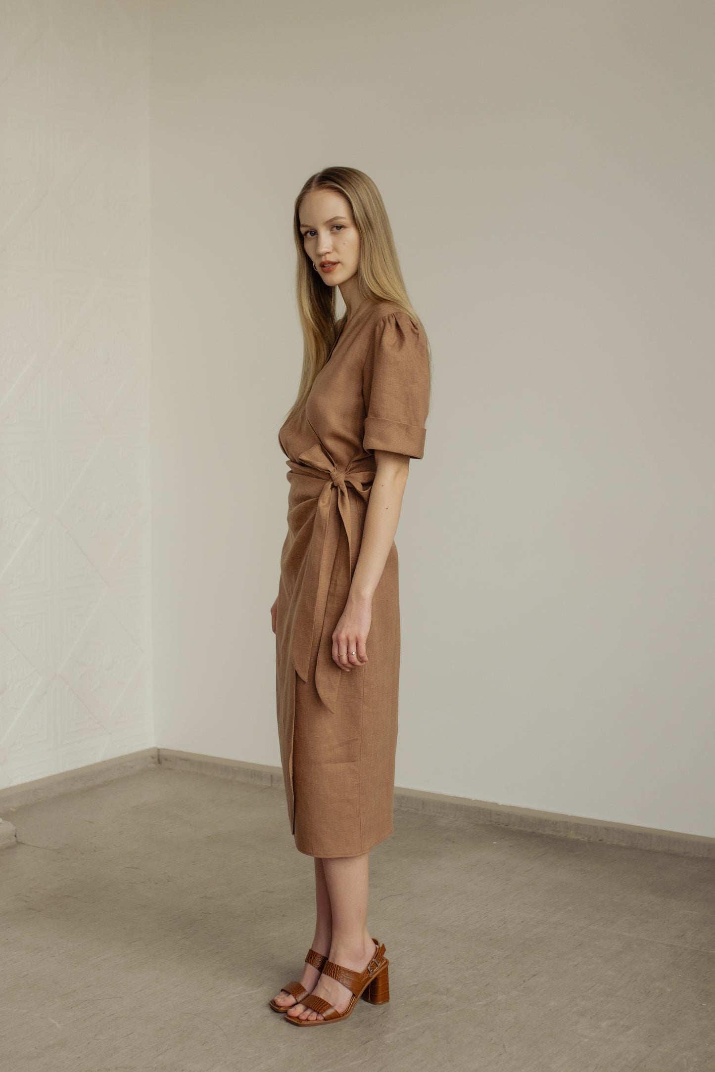 FLORA WRAP LINEN MIDI DRESS - COCOA, SASIENAMA LINA KLEITA