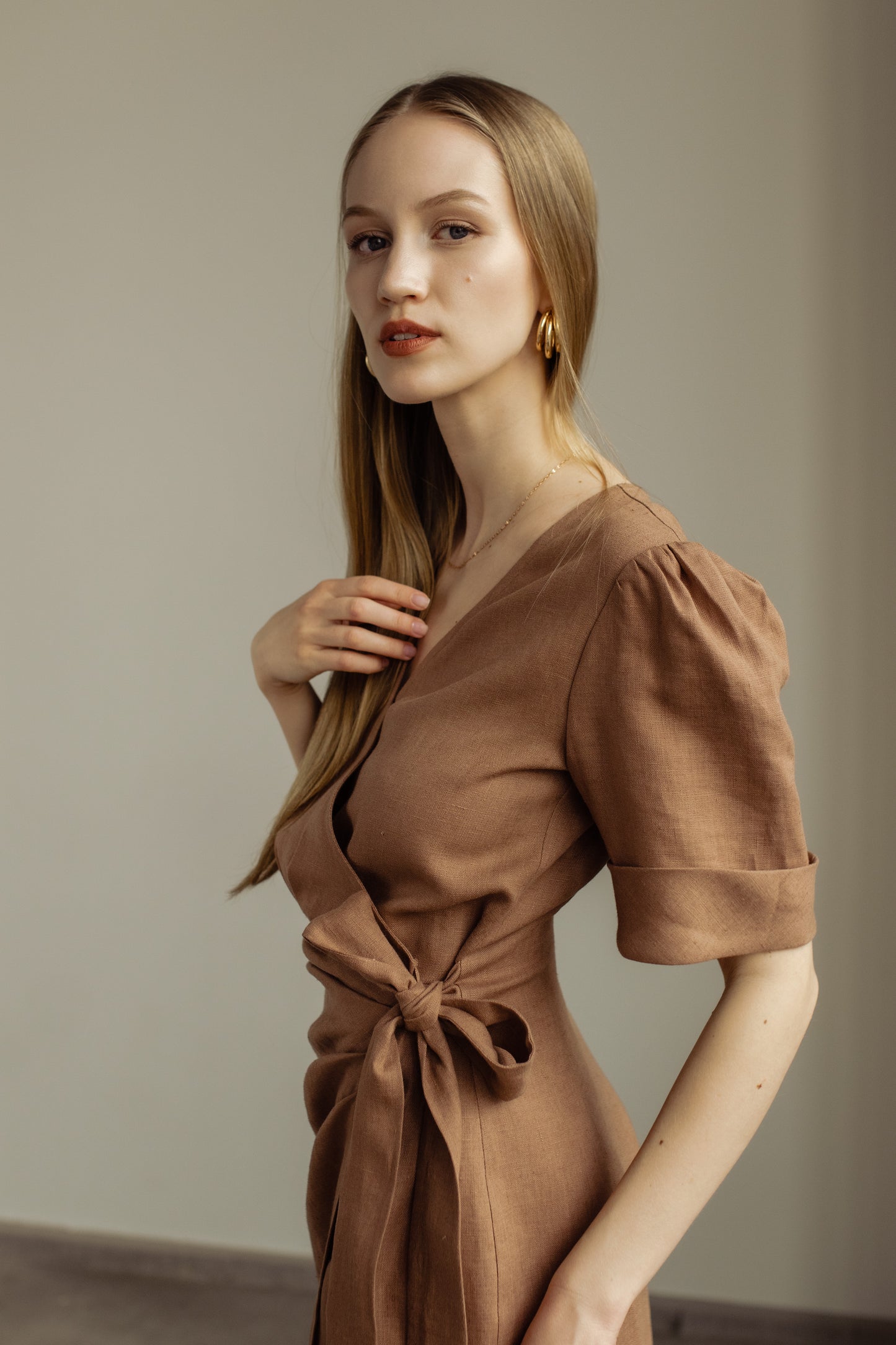 FLORA WRAP LINEN MIDI DRESS - COCOA, SASIENAMA LINA KLEITA