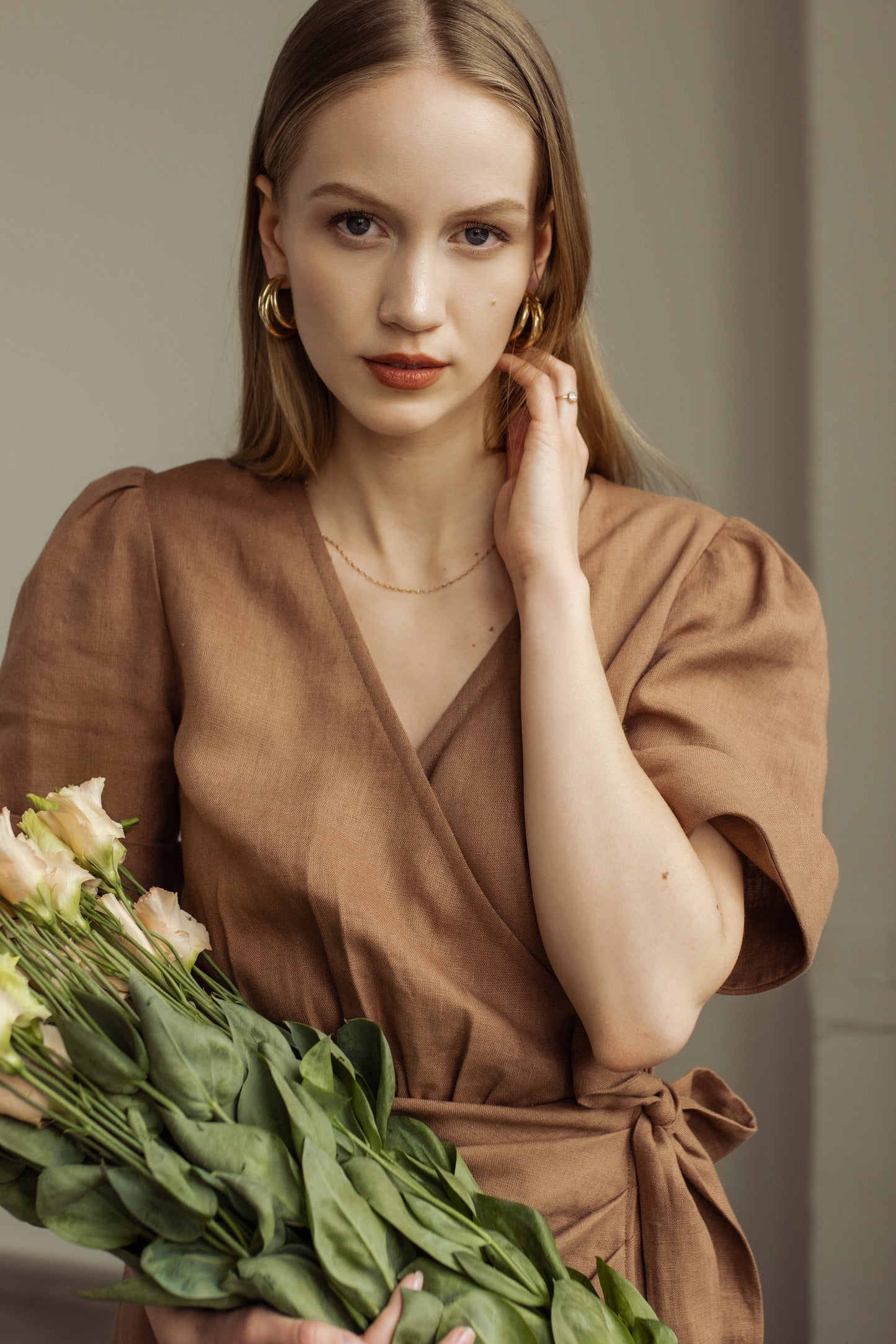 FLORA WRAP LINEN MIDI DRESS - COCOA, SASIENAMA LINA KLEITA