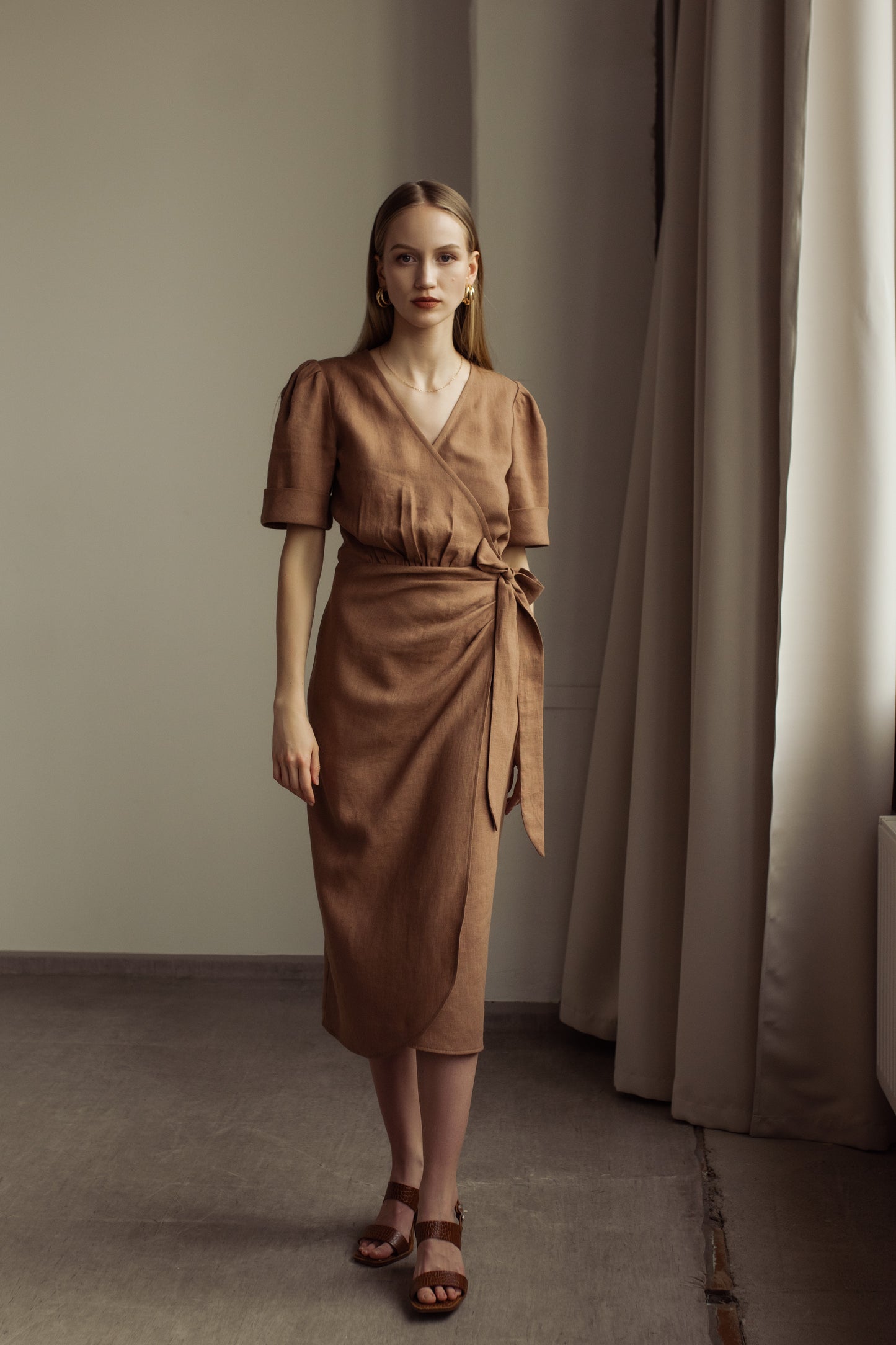 FLORA WRAP LINEN MIDI DRESS - COCOA, SASIENAMA LINA KLEITA