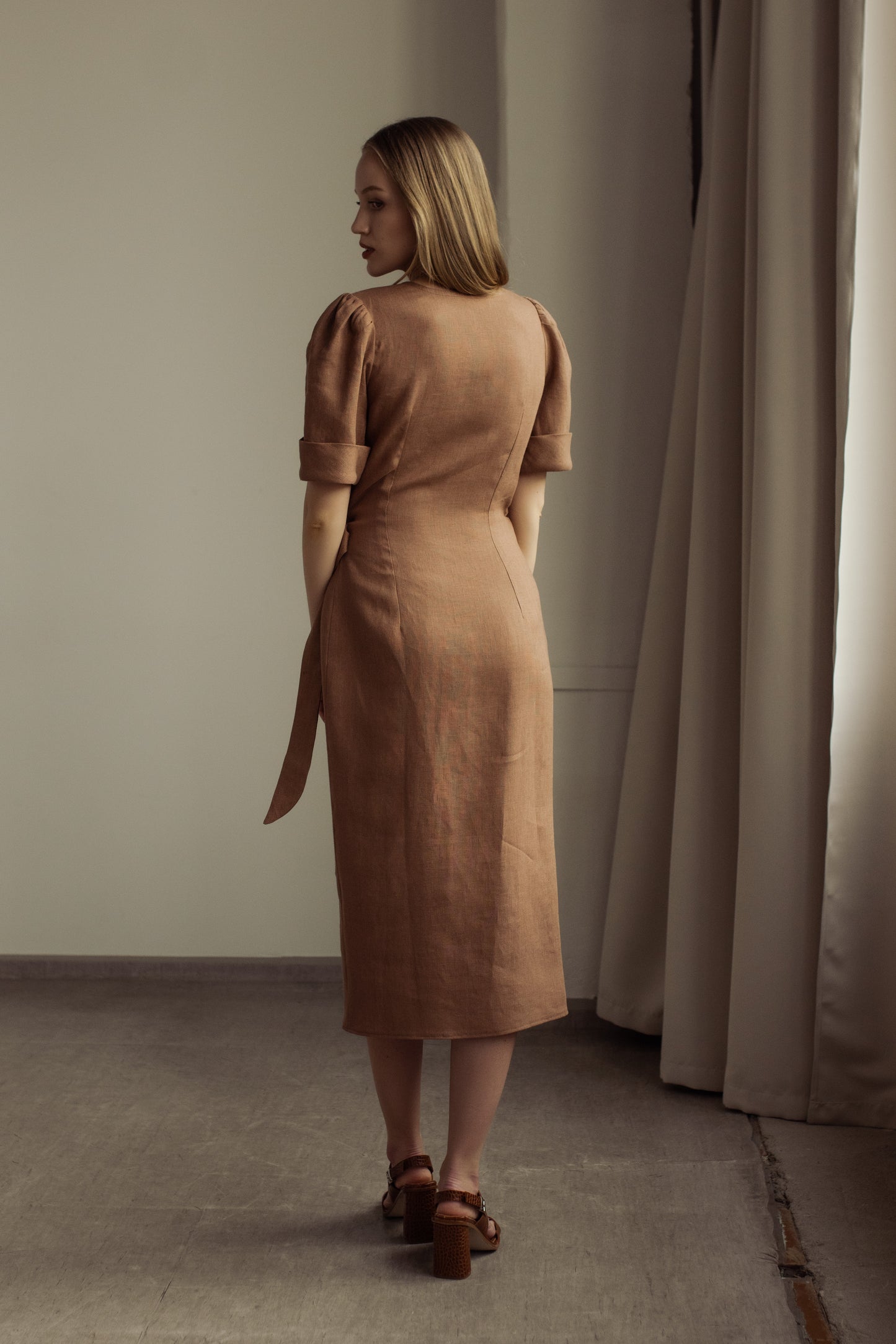 FLORA WRAP LINEN MIDI DRESS - COCOA, SASIENAMA LINA KLEITA