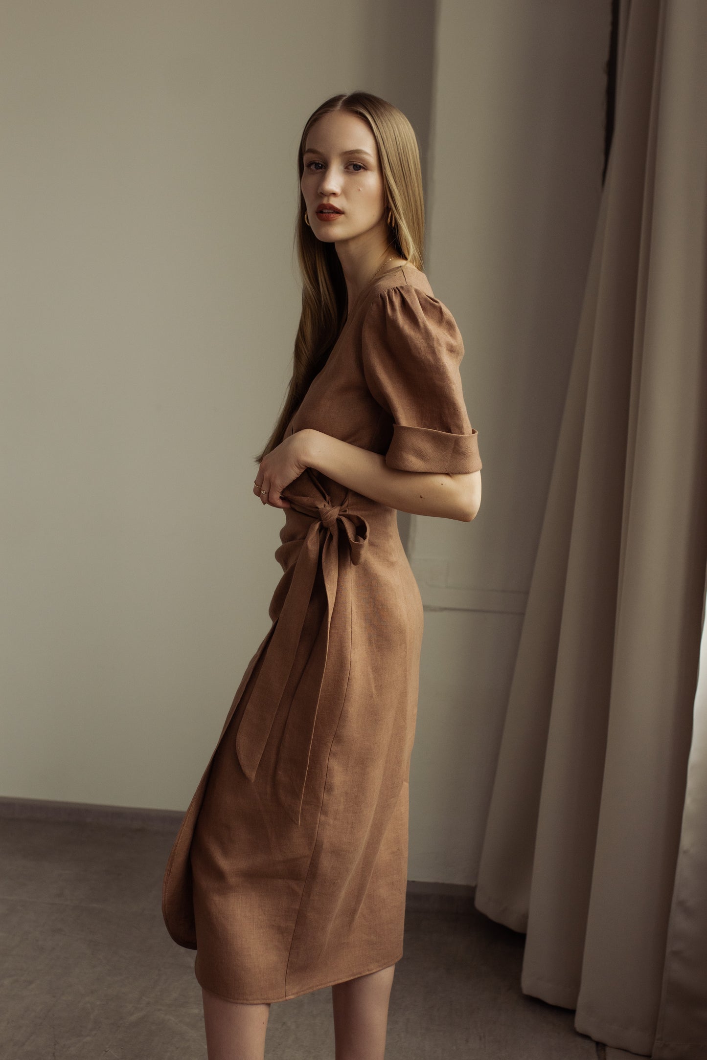 FLORA WRAP LINEN MIDI DRESS - COCOA, SASIENAMA LINA KLEITA