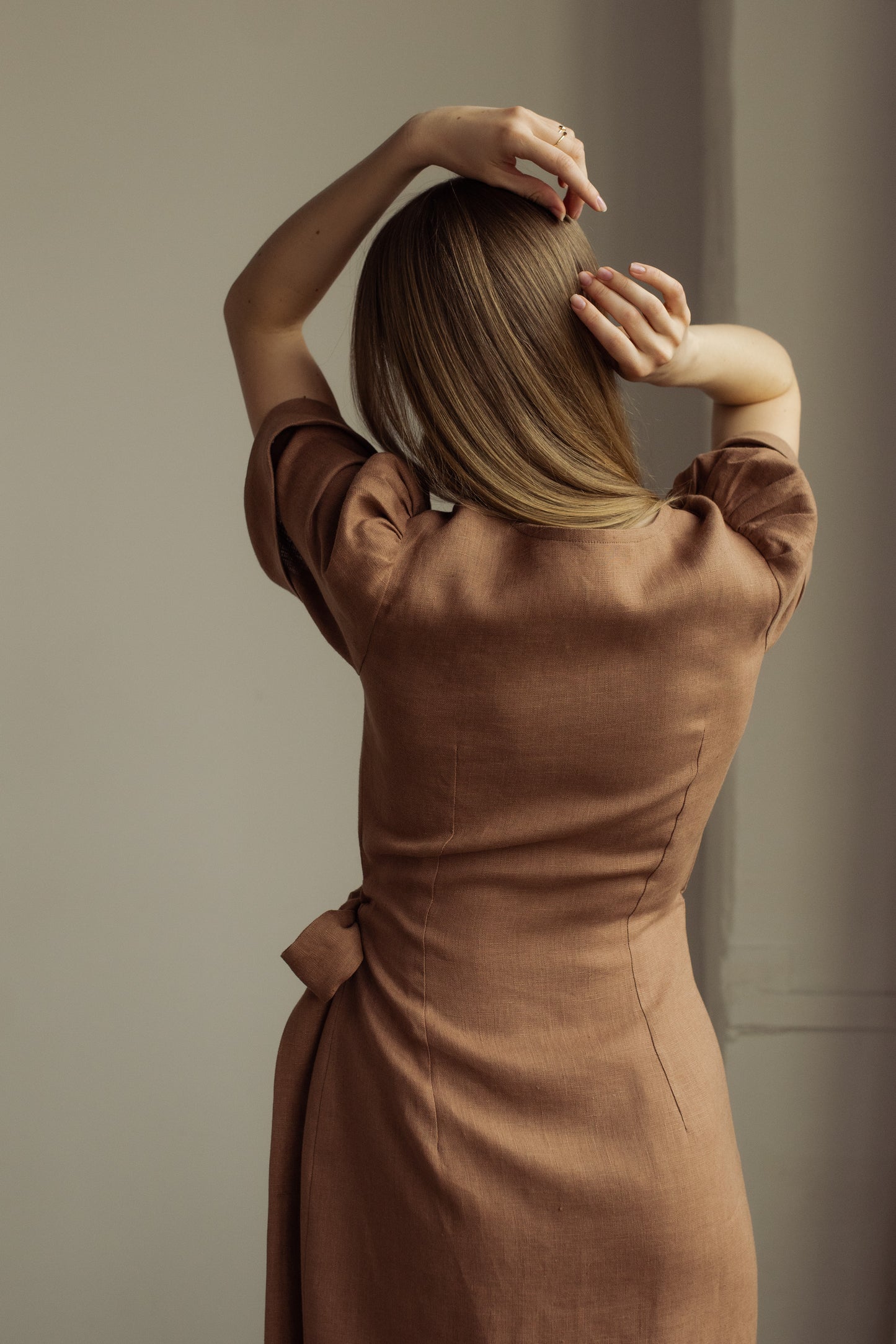 FLORA WRAP LINEN MIDI DRESS - COCOA, SASIENAMA LINA KLEITA