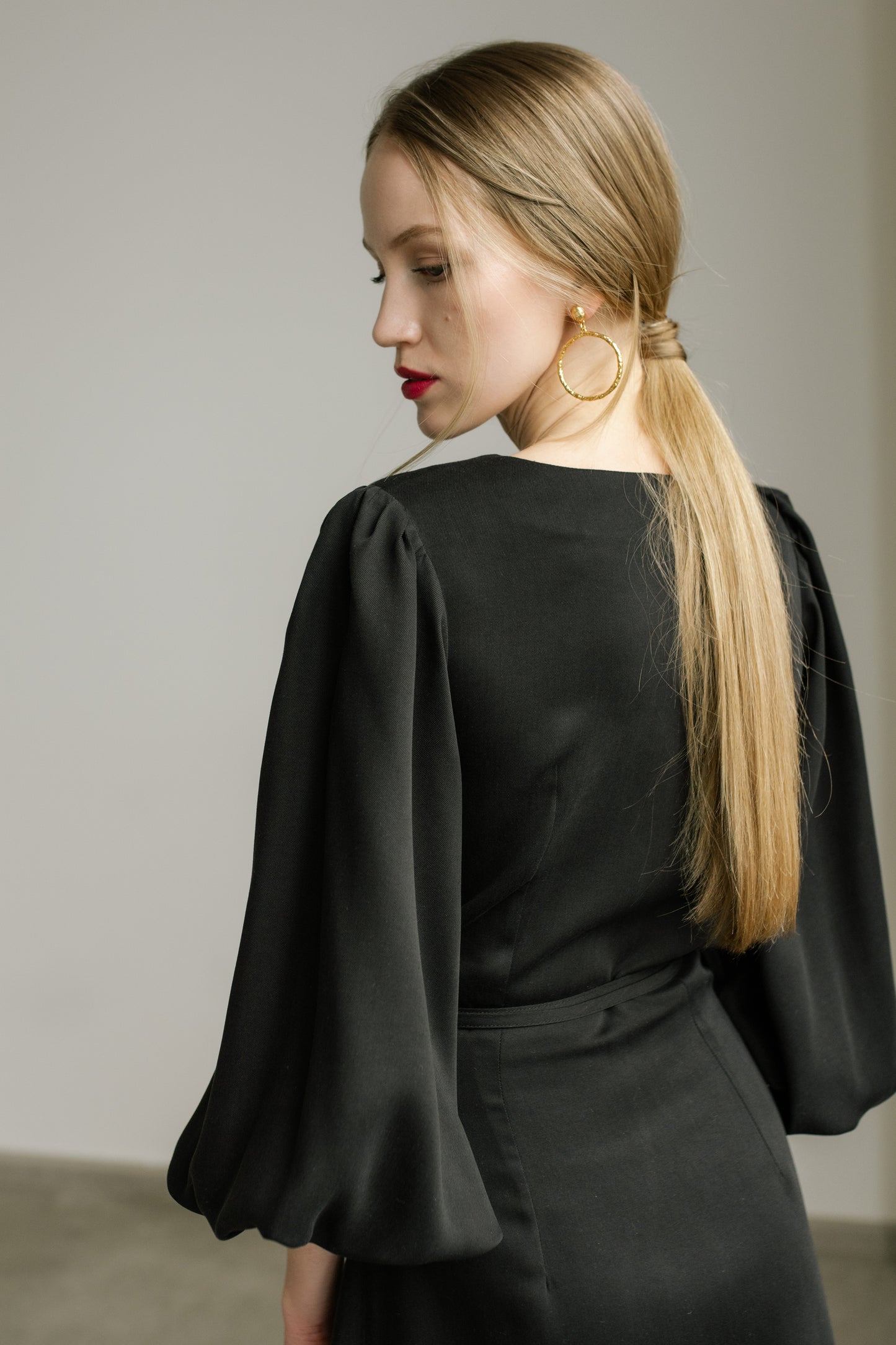 MELODIE BALLOON SLEEVE TENCEL™ MIDI WRAP DRESS - BLACK