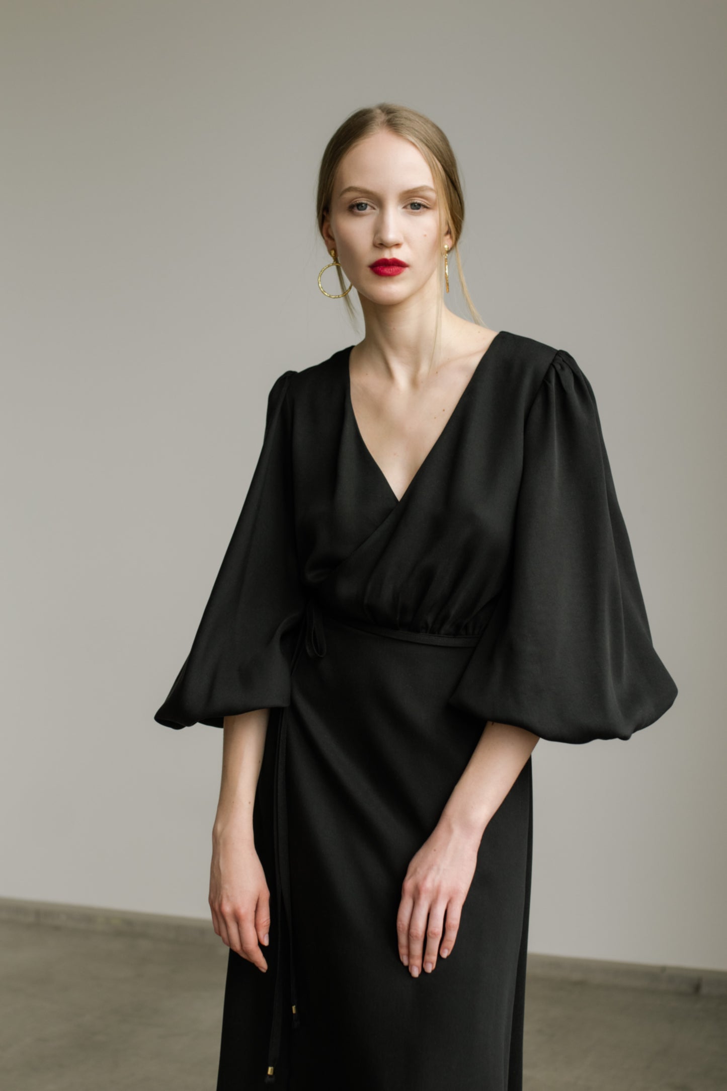 MELODIE BALLOON SLEEVE TENCEL™ MIDI WRAP DRESS - BLACK