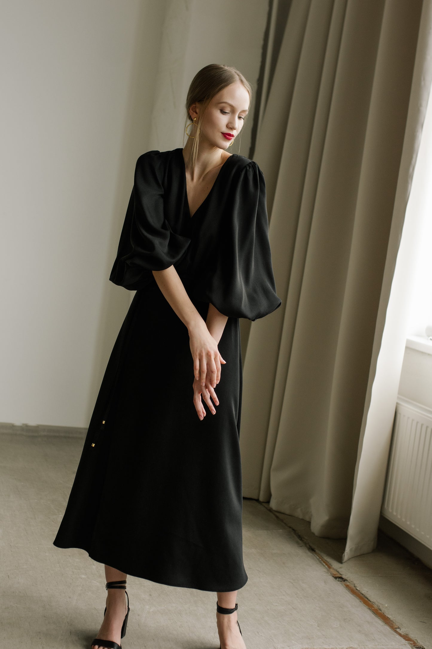 MELODIE BALLOON SLEEVE TENCEL™ MIDI WRAP DRESS - BLACK
