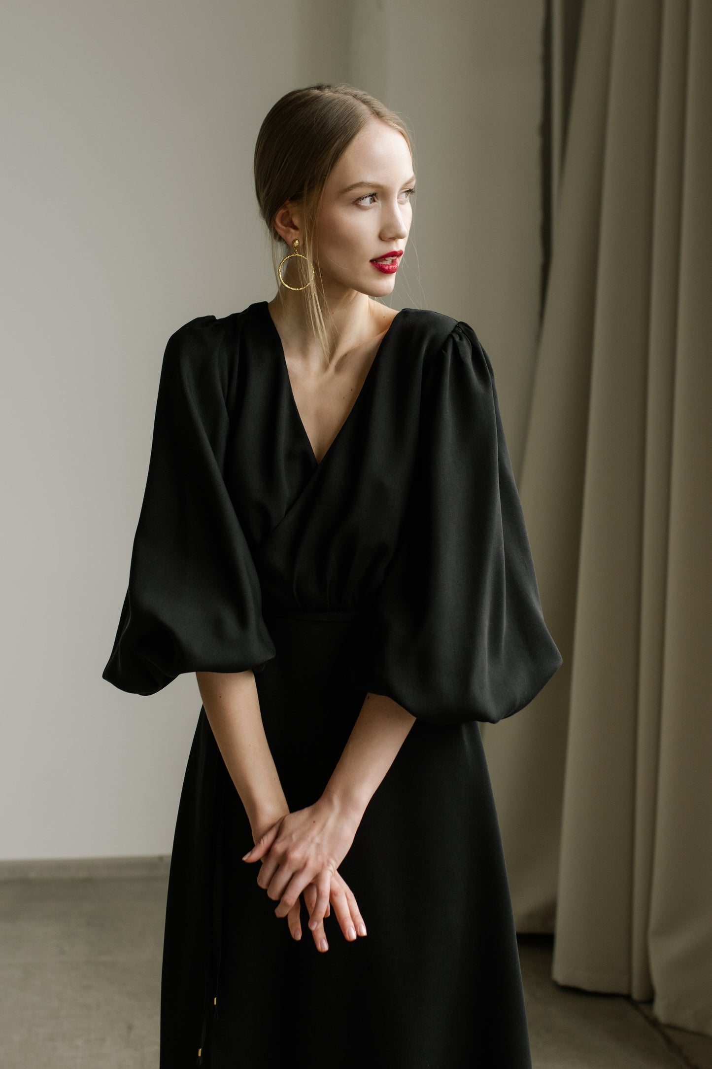 MELODIE BALLOON SLEEVE TENCEL™ MIDI WRAP DRESS - BLACK