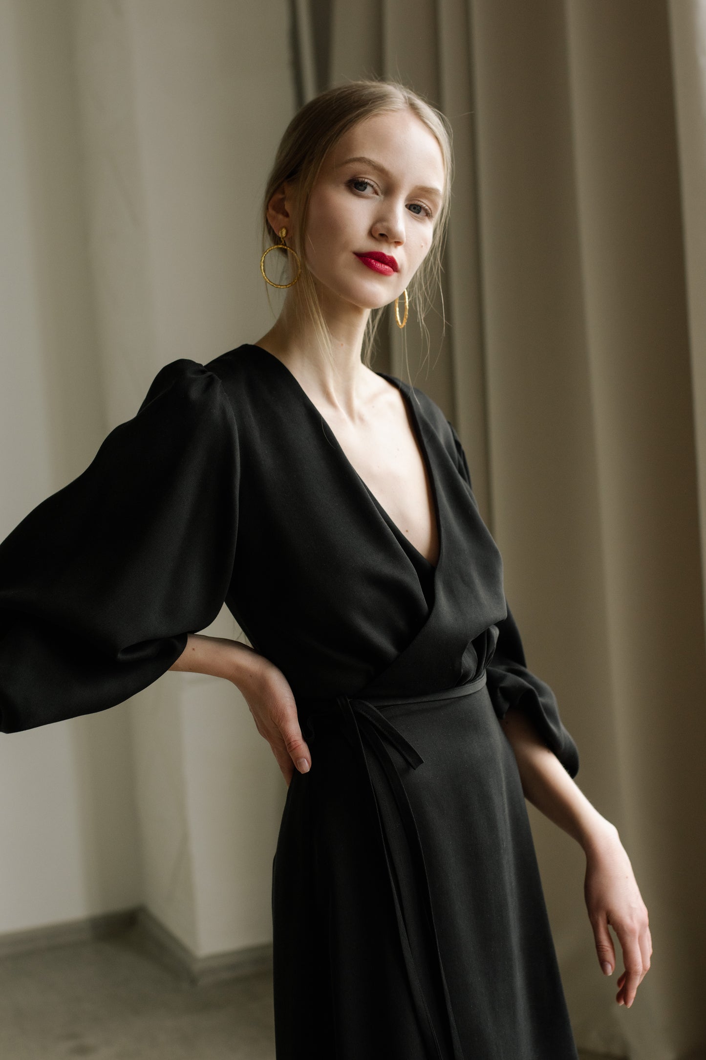 MELODIE BALLOON SLEEVE TENCEL™ MIDI WRAP DRESS - BLACK