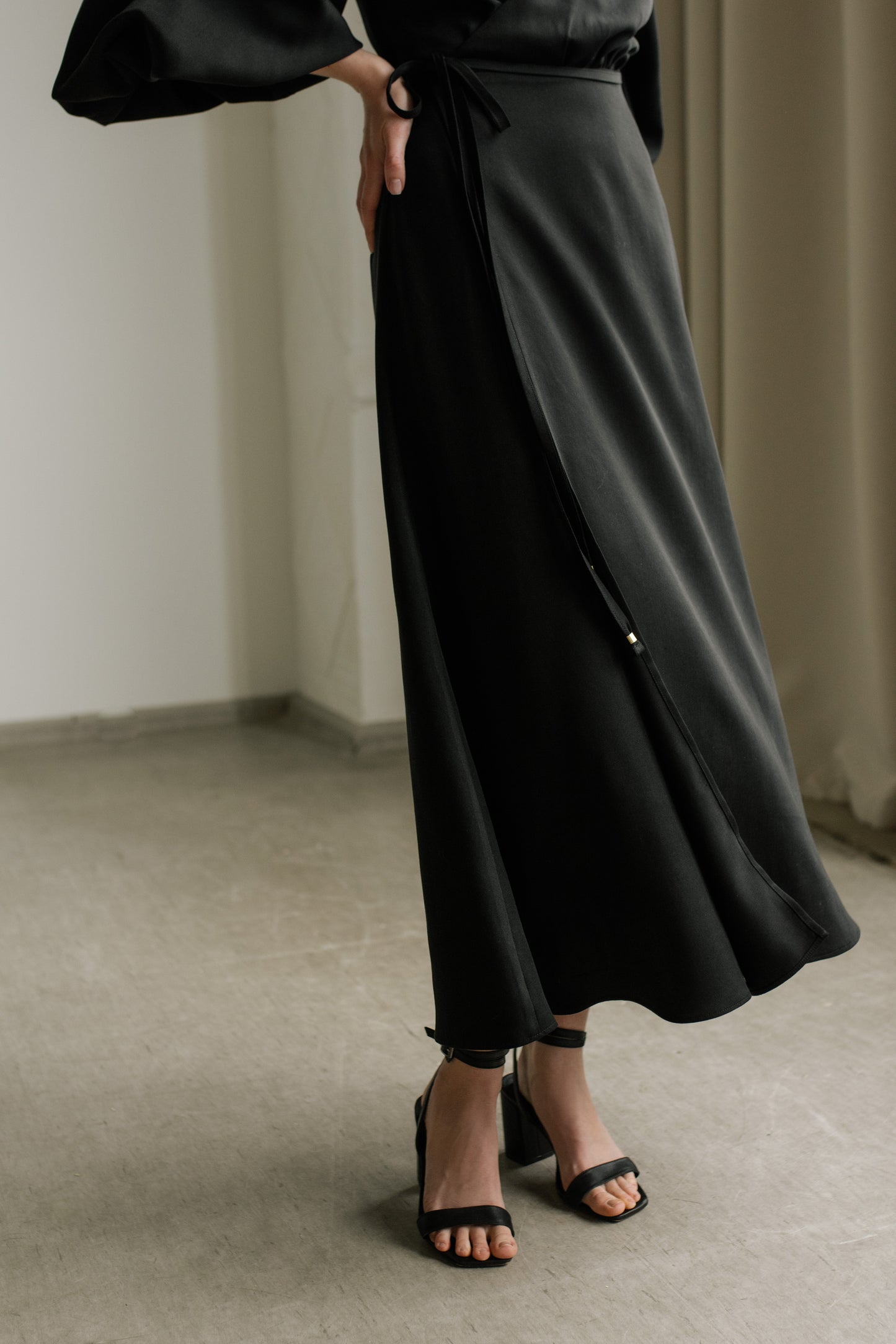 MELODIE BALLOON SLEEVE TENCEL™ MIDI WRAP DRESS - BLACK