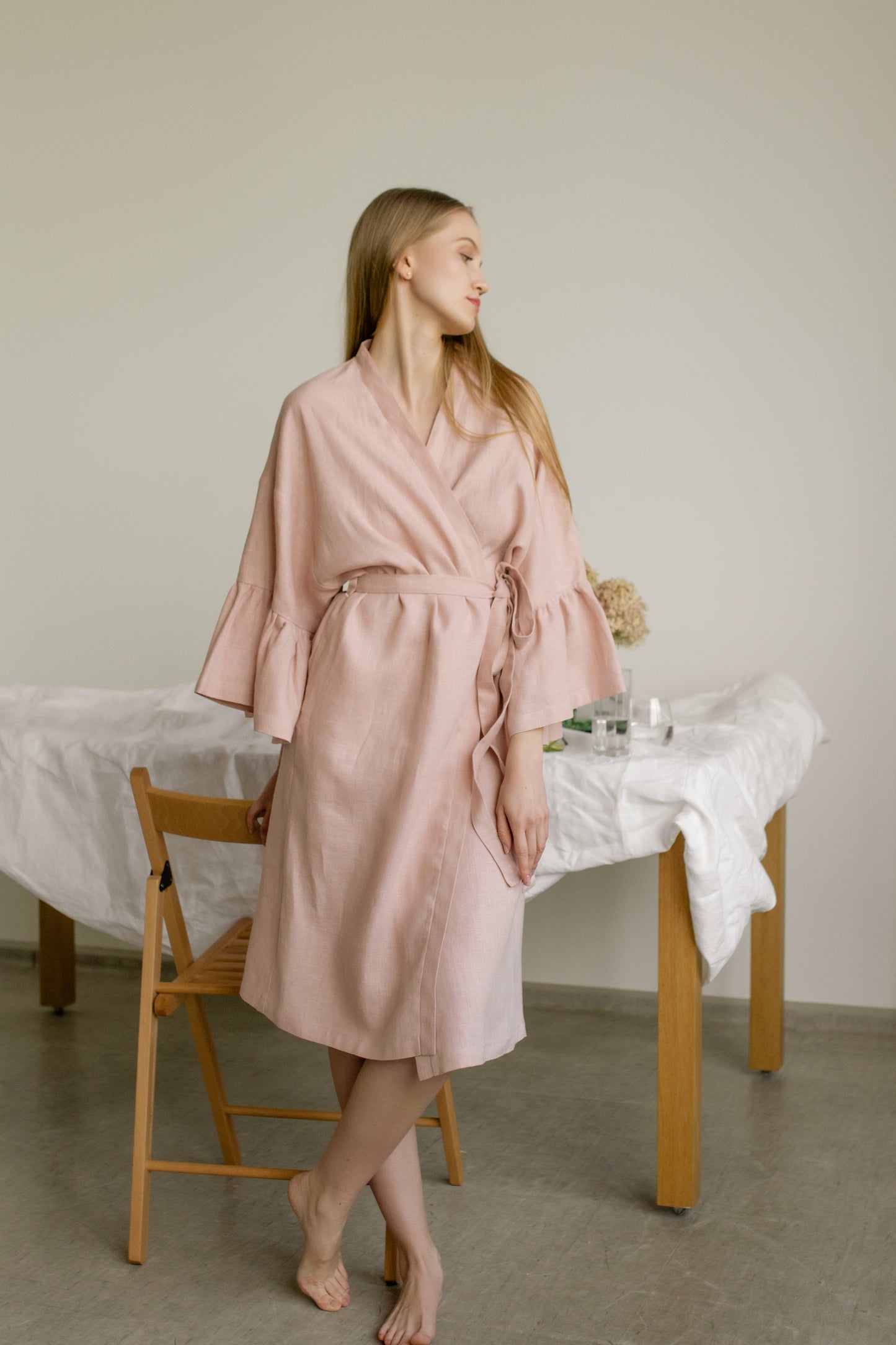 ELSA RUFFLE SLEEVE LINEN MIDI ROBE - BLUSH PINK, PŪDERA ROZĀ LINA HALĀTS