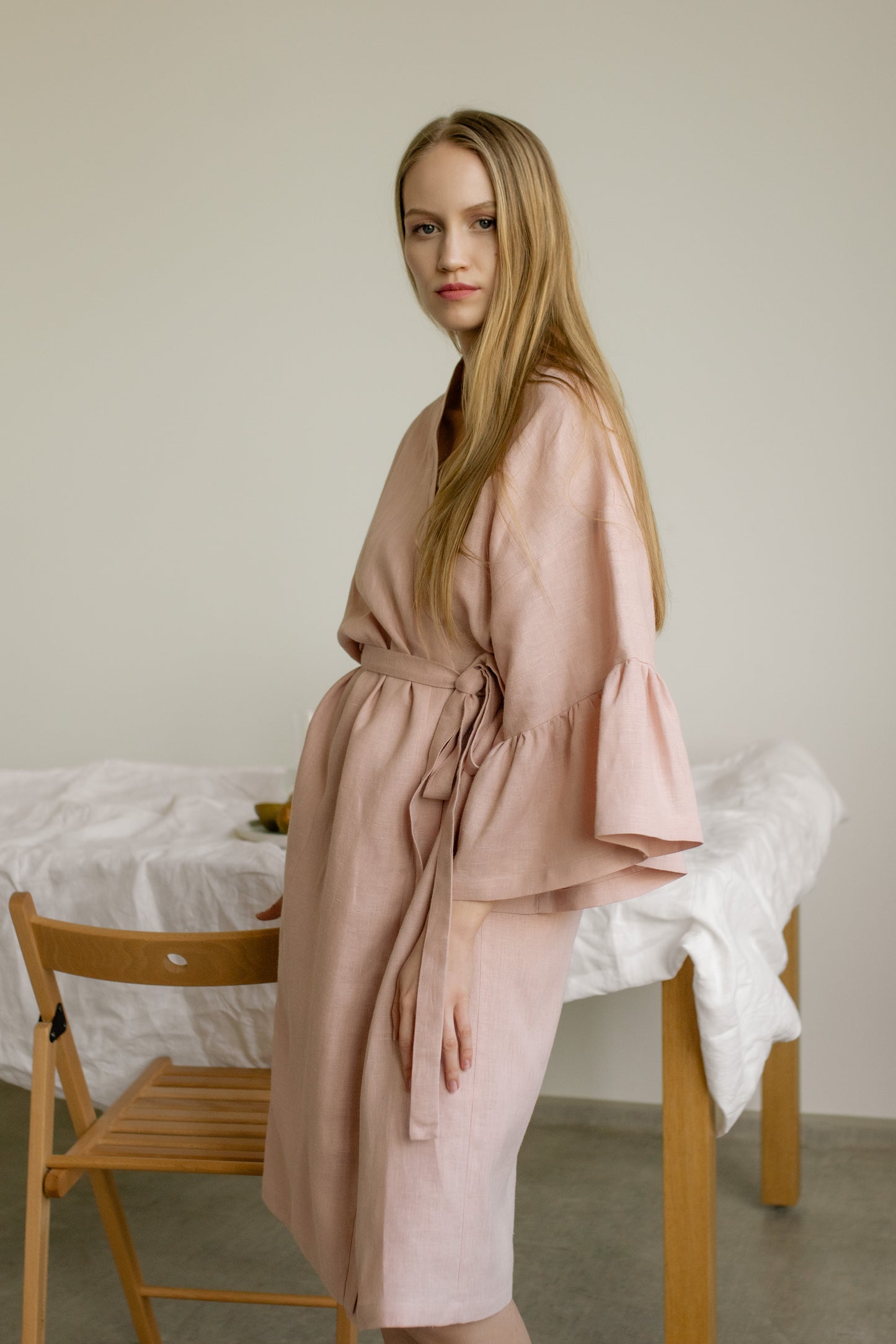 ELSA RUFFLE SLEEVE LINEN MIDI ROBE - BLUSH PINK, PŪDERA ROZĀ LINA HALĀTS
