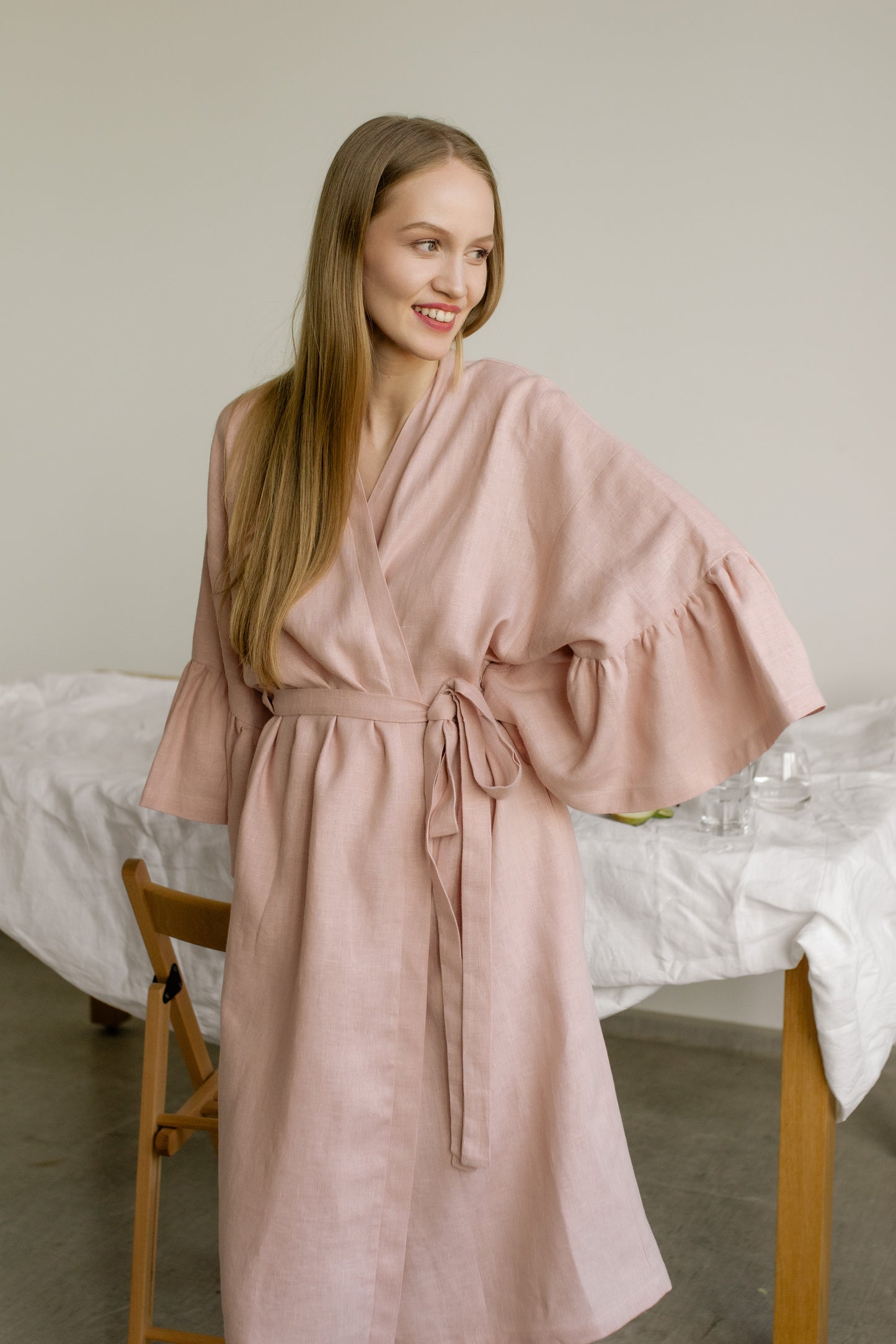 ELSA RUFFLE SLEEVE LINEN MIDI ROBE - BLUSH PINK, PŪDERA ROZĀ LINA HALĀTS