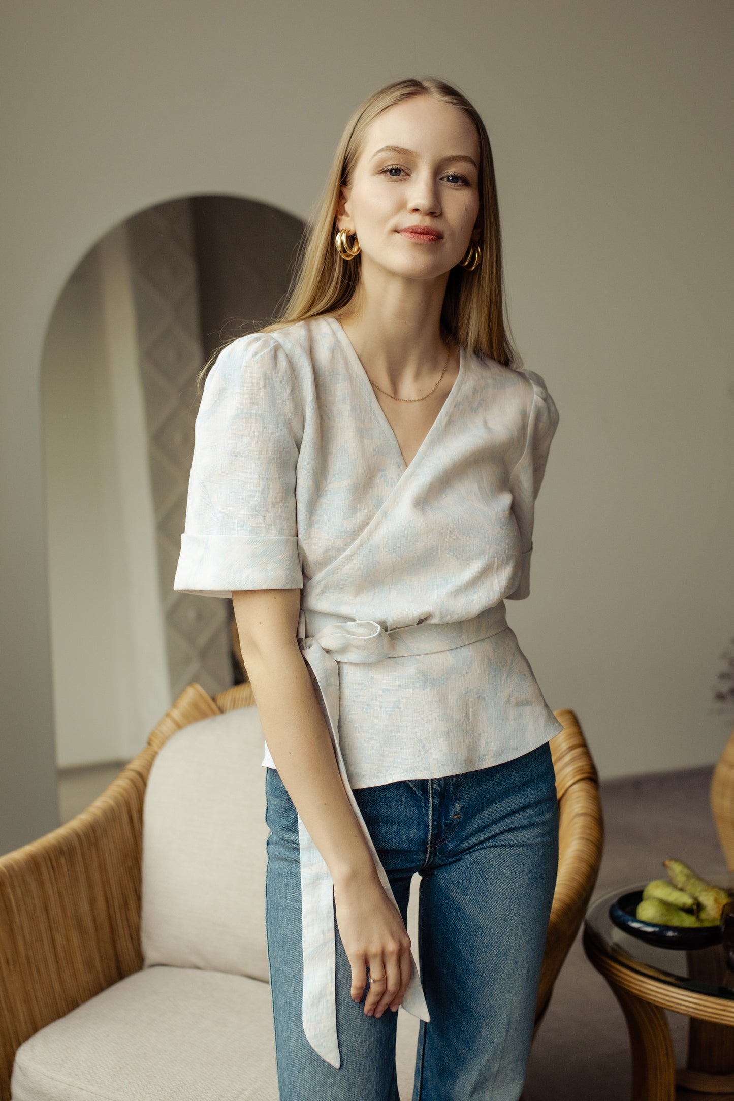 FLORA WRAP LINEN BLOUSE - LIGHT BLUE PRINT, SASIENAMA LINA BLŪZE AR GAIŠI ZILU APDRUKU, LINA BLŪZE
