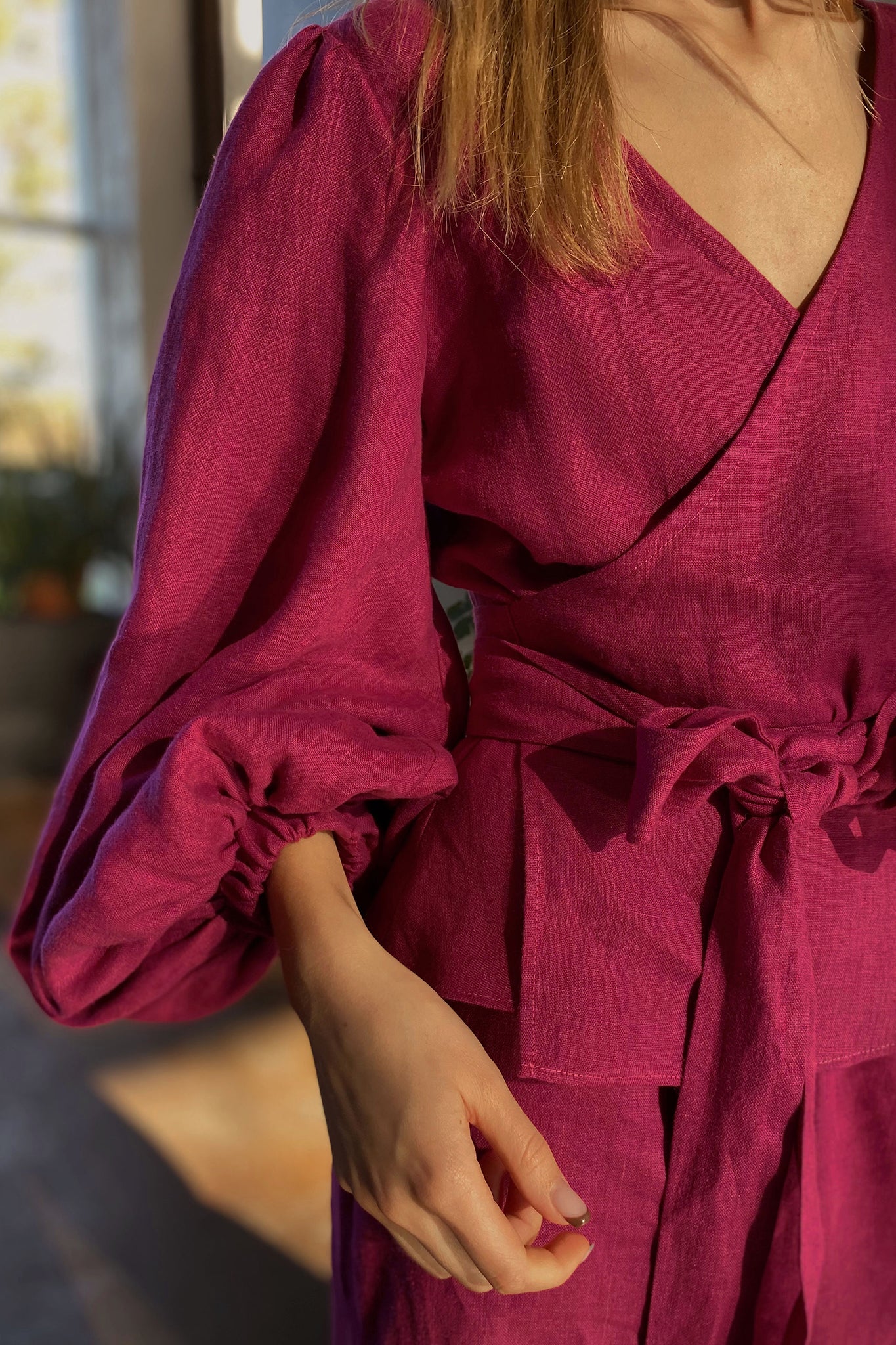 BEATRICE WRAP LINEN LOUNGEWEAR SET WITH VOLUMINOUS SLEEVES - FUCHSIA